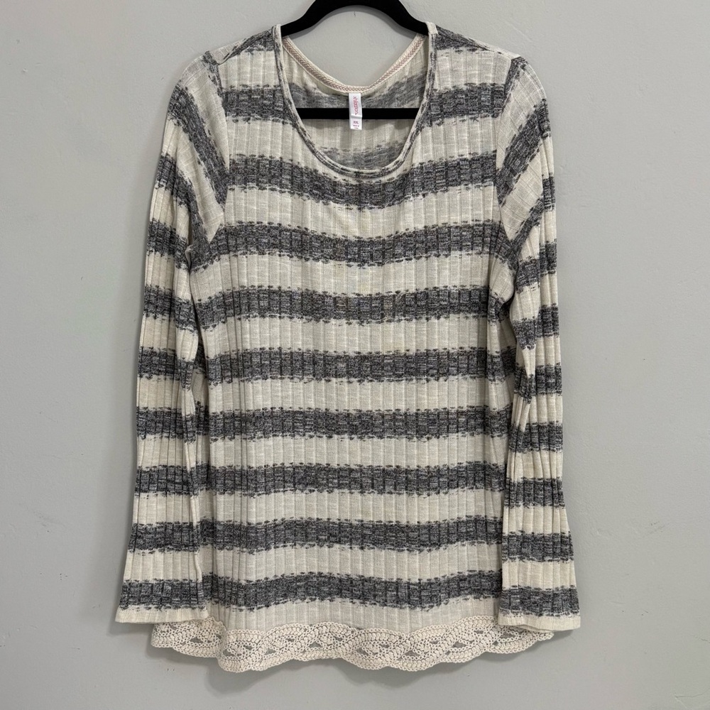 Women's xhilaration Striped knit sweater in white and gray, long-sleeves Sz. XXL